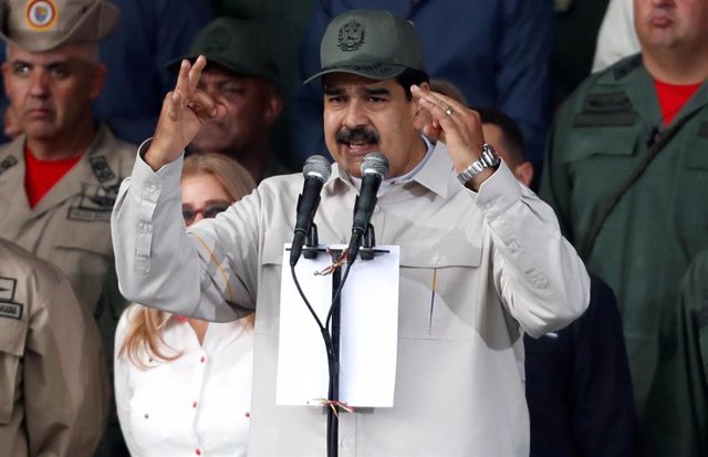 Maduro reaparece para dar por derrotada la "escaramuza golpista" y amenazar con acciones judiciales