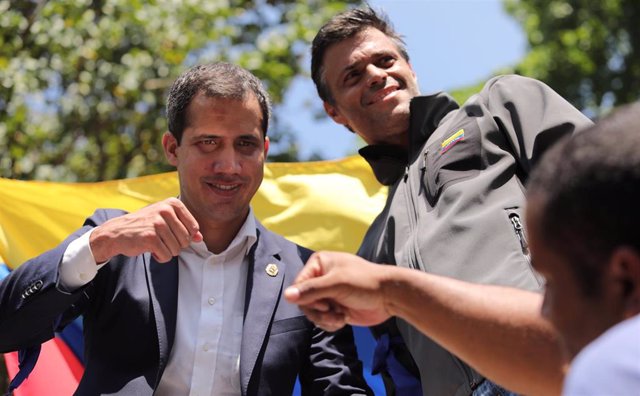 Juan Guaidó y Leopoldo López se dirigen a los manifestantes en Caracas