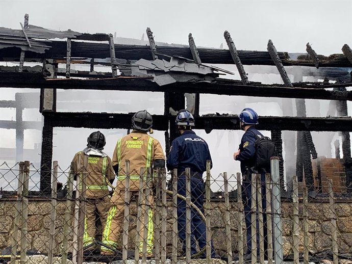 La Policía Científica continúa este viernes con la inspección para elaborar el informe del incendio en A Chavasqueira