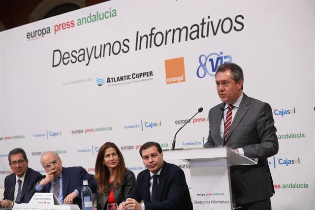 Desayunos informativos de Europa Press Andalucía. Participa el alcalde de Sevilla y candidato del PSOE a la reelección, Juan Espadas, presenta el exvicepresidente del Gobierno Alfonso Guerra