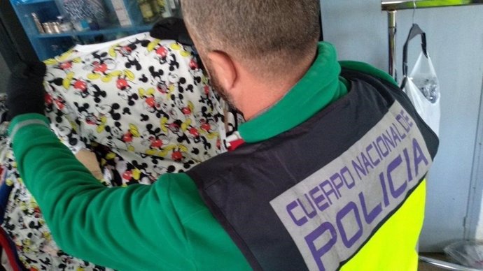 Málaga.- Sucesos.- La Policía Nacional se incauta de 2.820 efectos falsificados y detiene a cinco personas