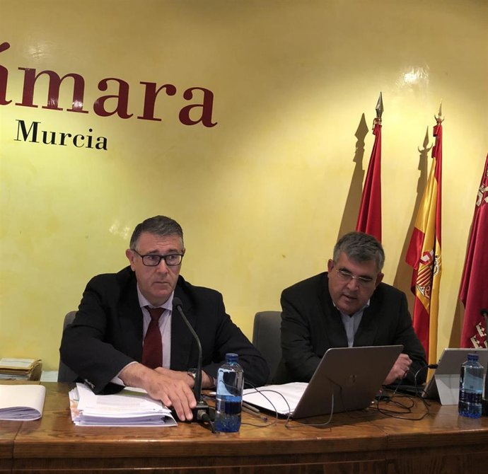 El presidente de la CHS, Mario Urrea, acude a la apertura de plicas con las peticiones de agua desalada