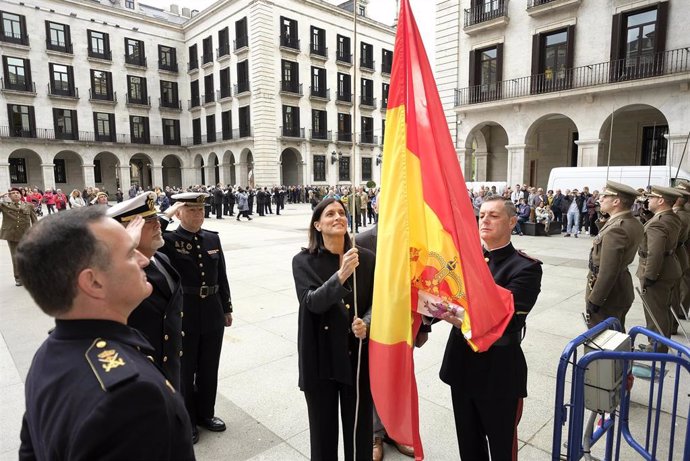 Santander recuerda el aniversario del Dos de Mayo con una ofrenda en el monumento a Velarde