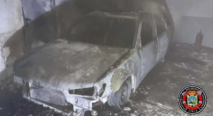 Ocho personas afectadas por inhalar humo en el incendio de un coche en un garaje de El Alisal