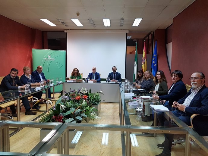Padres piden que el pacto educativo andaluz "fije una inversión mínima del 5% del PIB"