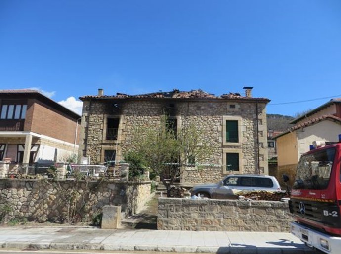 Sucesos.- Varios ciudadanos logran rescatar a una anciana de su domicilio en llamas en Salduero (Soria)