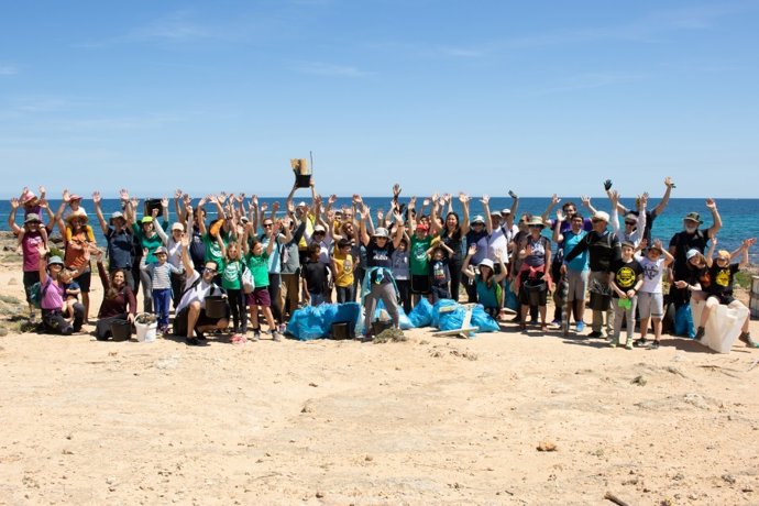 Voluntarios del GOB participan en la jornada de limpieza del tramo de litoral entre Son Serra de Marina y Son Real