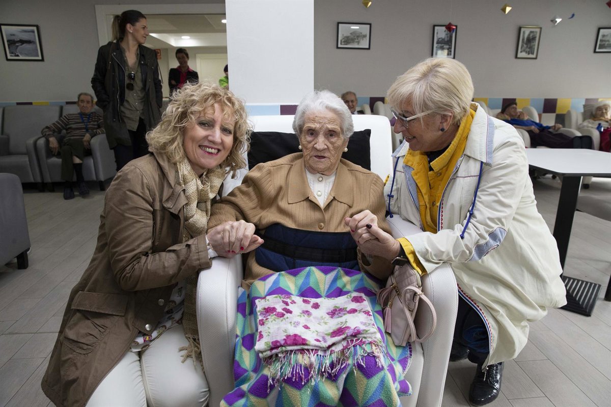 Tezanos destaca la apuesta de la residencia Virgen de Valencia por el envejecimiento activo Tezanos destaca la apuesta de la residencia Virgen de Valencia por el envejecimiento activo