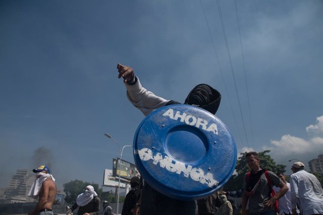 Demonstrators clash with Maduro forces in Caracas