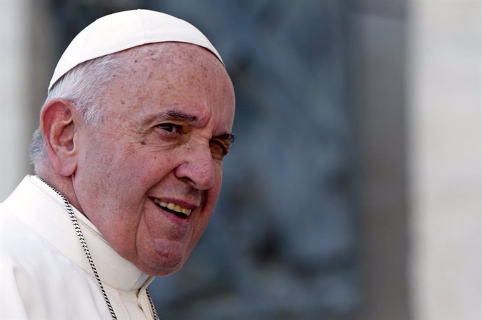El Papa pide a los peluqueros que trabajen con "estilo cristiano" sin caer en los "cotilleos"