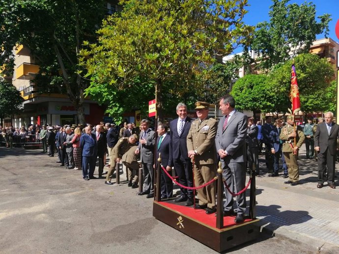 Sevilla.- Una parada militar en la Plaza de la Gavidia homenajea a los héroes del Dos de Mayo de 1808