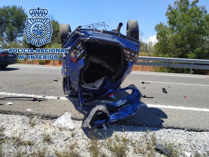 Jaén.- Sucesos.- Tres policías nacionales auxilian y rescatan a un joven tras sufrir un aparatoso accidente de tráfico