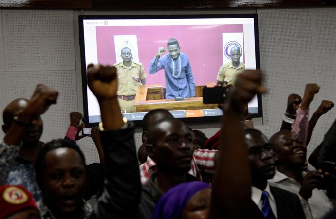 Uganda.- En libertad bajo fianza el cantante y diputado opositor ugandés Bobi Wine