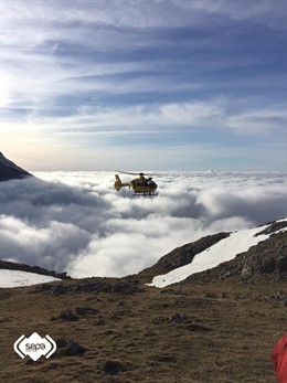 Sucesos.- Bomberos de Asturias localizan en perfecto estado a seis senderistas desorientados por la niebla en Cabrales