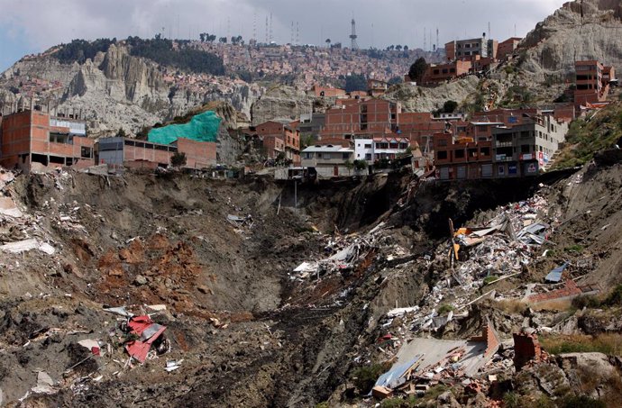 Tres desaparecidos y 66 viviendas colapsadas tras un deslizamiento de tierra en La Paz (Bolivia)