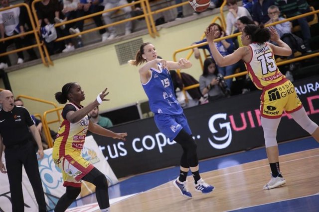 Laura Gil, durante un partido con el Perfumerías Avenida.