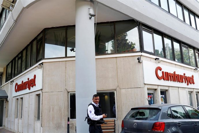 Turquía.- Un tribunal rechaza las apelaciones de seis periodistas de 'Cumhuriyet' y ordena que vuelvan a prisión