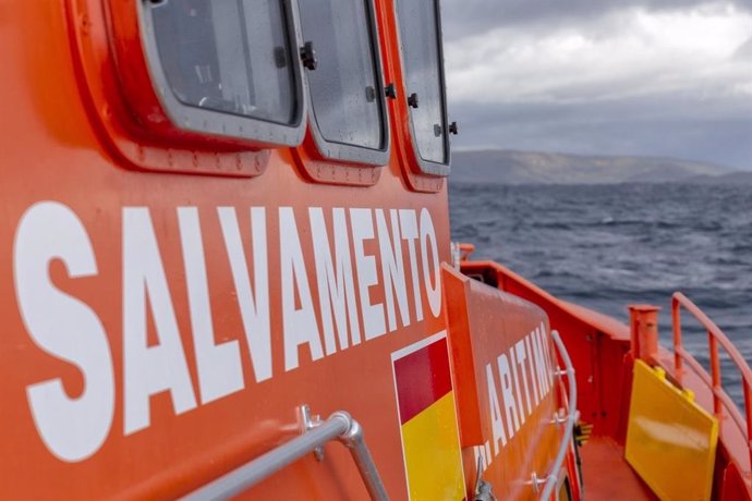 Successos.- Mor un tripulant en incendiar-se un pesquer a 11 milles de Port de la Selva (Girona)