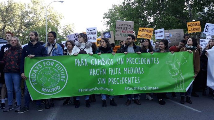 Un millar de personas grita frente al Congreso "sin planeta no hay futuro" para reclamar "medidas políticas"