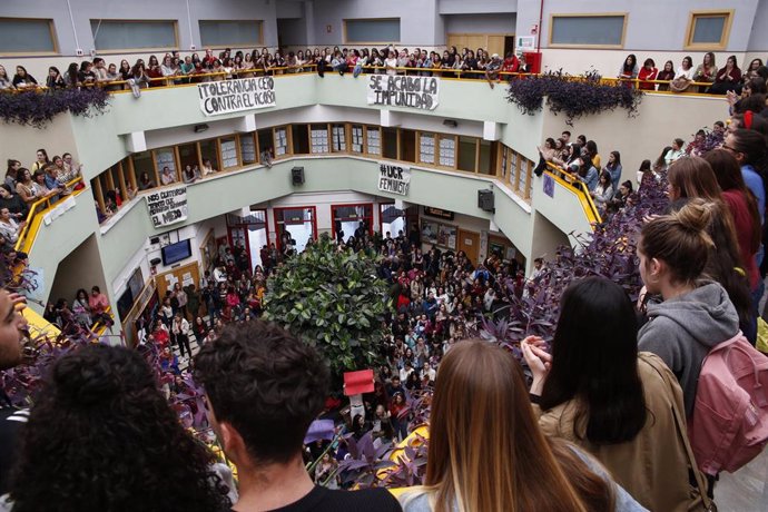 Concentración contra el acoso sexual en la Universidad de Granada