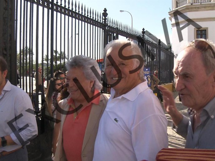 Alba Díaz se encuentra con su abuelo Manuel Benítez en la Maestranza de Sevilla