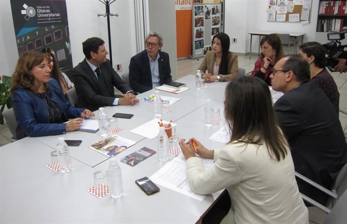 La Junta y FSG impulsan las becas Luis Sáez para universitarias de etnia gitana para lograr un "efecto multiplicador"