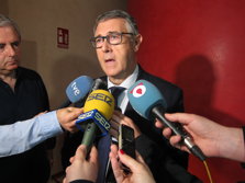 MARIO URREA, PRESIDNETE CHS, ATENDIENDO A LOS MEDI