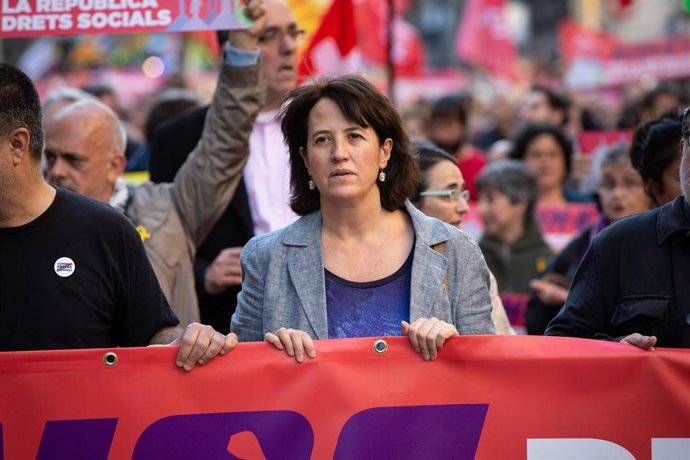 Manifestación de la plataforma Alcem-nos con más de 25 organizaciones en Barcelona