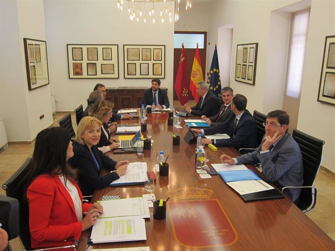 Los miembros del Gobierno regional se reúnen de forma excepcional en la sala histórica del Consejo tras su remodelación