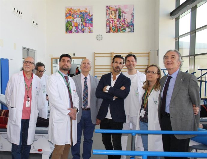 Granada.- Pinturas de lugares emblemáticos granadinos decoran la unidad de Rehabilitación del Hospital San Cecilio
