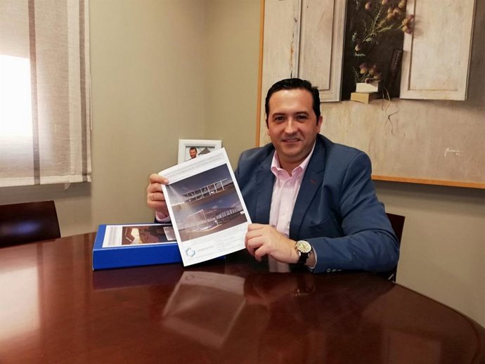 El alcalde de Campo de Criptana con el proyecto de la nueva pista