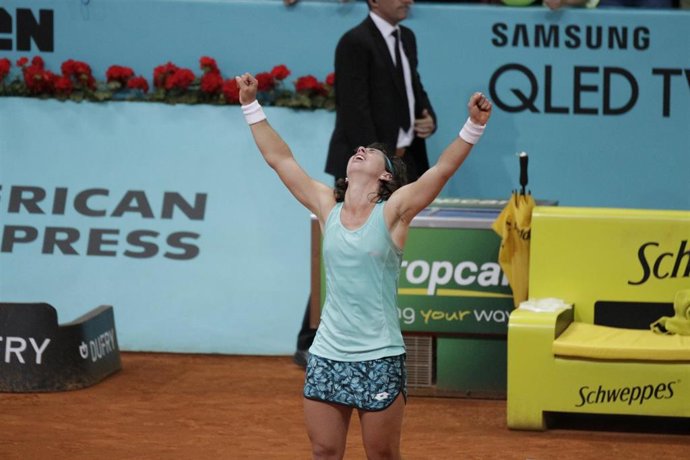 Carla Suárez celebrando la victoria del partido en el Mutua Madrid Open