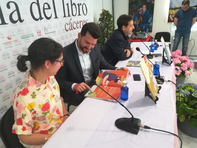 La Diputación de Cáceres publica dos nuevos volúmenes bilingües de 'El pico de la cigüeña'