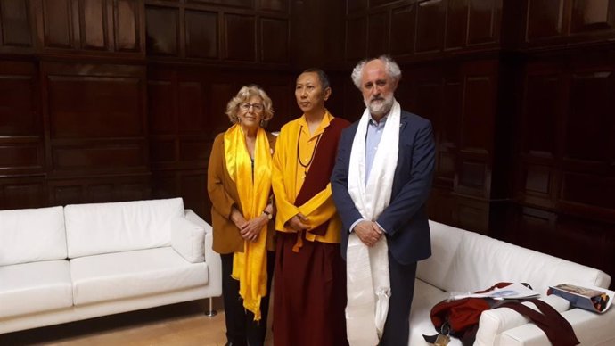 Carmena recibe a Shyalpa Tenzin Rinpoche, impulsor del mayor santuario por la paz del mundo