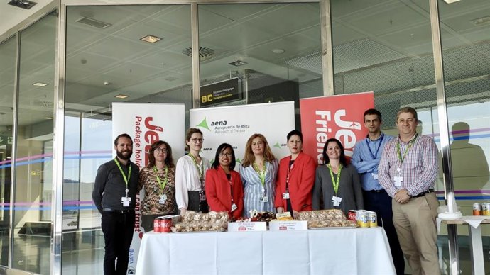 El Aeropuerto de Ibiza y la aerolínea Jet2.Com celebran el X aniversario de sus rutas con Newcastle y Edimburgo