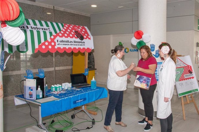 Sevilla.- Profesionales del Hospital Virgen del Rocío se suman al Día Mundial de la Higiene de Manos