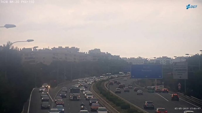 Successos.- Retencions de tres quilmetres en Via de Cintura després d'un accident amb quatre vehicles implicats