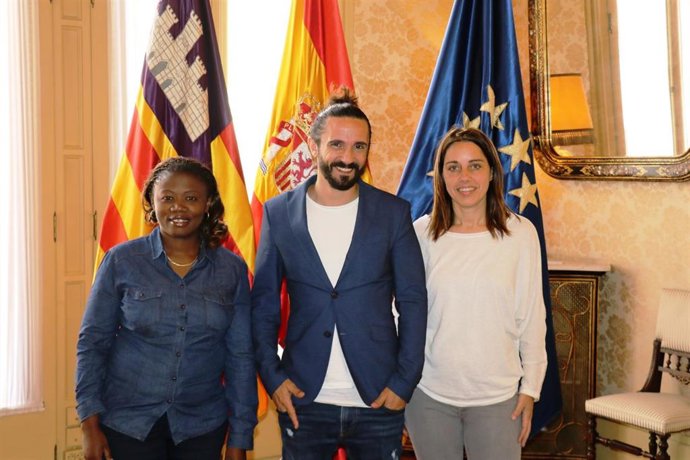 Picornell recibe en audiencia a la activista social Jolly Kamuntu