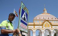 La Feria de Sevilla estrena señalética con flamenca incluida para priorizar al viandante