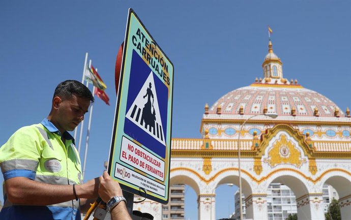 FERIA DE SEVILLA ESTRENA SEÑALES DE TRÁFICO CON UNA FLAMENCA