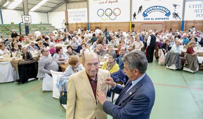 Revilla reconoce el esfuerzo de los mayores por "levantar" el país y defiende "blindar" el sistema de pensiones