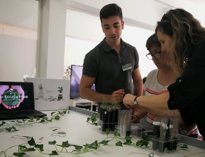 Un proyecto educativo propone enseñar ciencias obteniendo electricidad con la descomposición de la materia orgánica