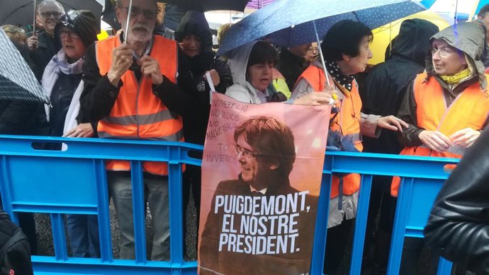 26M.- Es Concentren Davant La Delegació Del Govern Per Exigir Que Puigdemont Pugui Ser Candidat