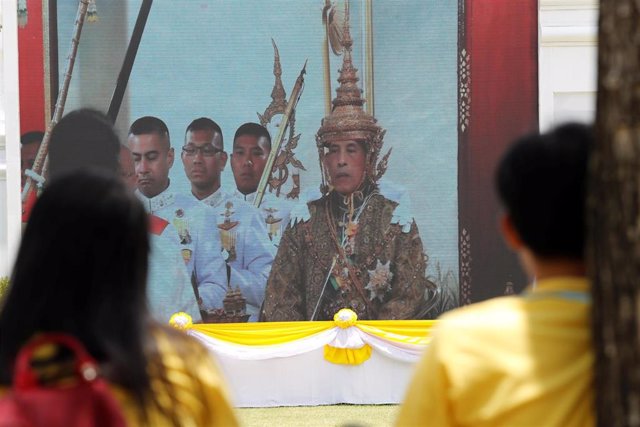 Tailandia.- El monarca tailandés Rama X se corona a la espera de los cruciales resultados electorales