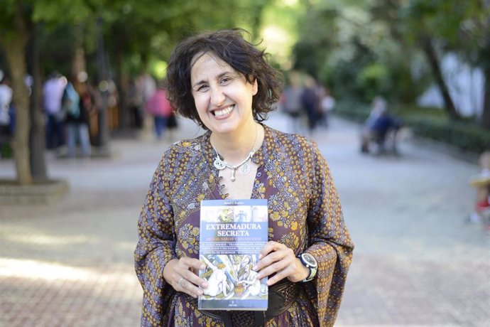 Israel J. Espino lleva el misterio a la Feria del Libro con su obra 'Extremadura Secreta: brujas, sabias y hechiceras'