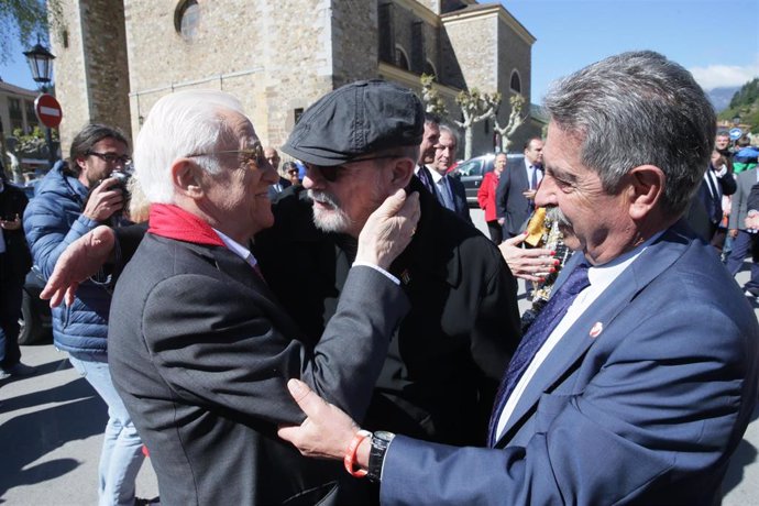 Silvio Rodríguez y el padre Ángel reciben con "humildad" los Premios Beato de Liébana