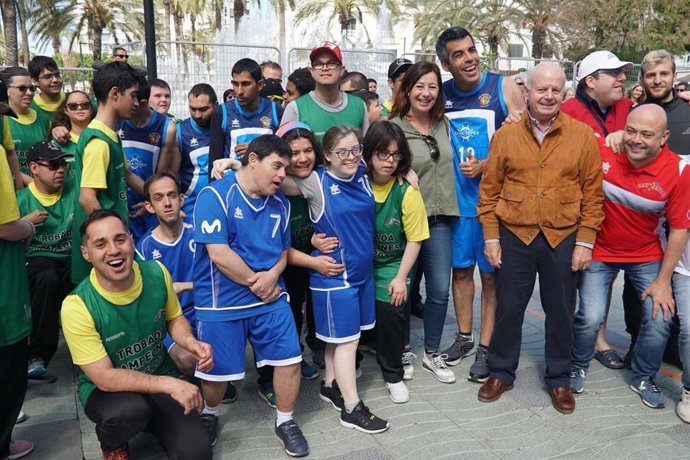 Armengol asiste al torneo amistoso de baloncesto 'Campeones' en Ibiza