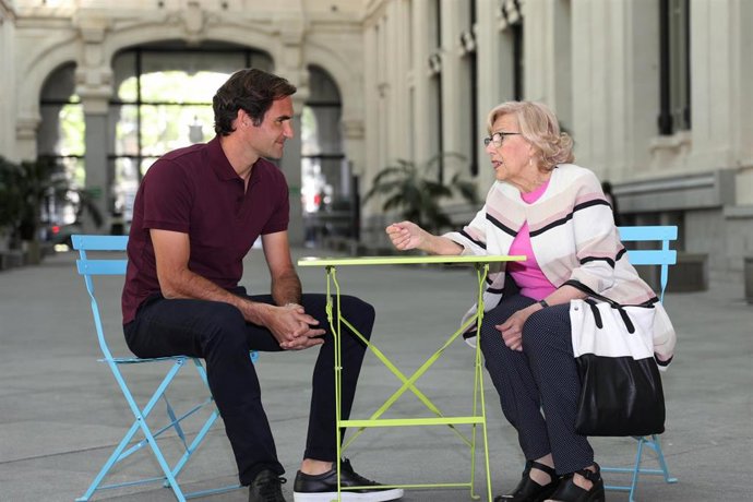 La alcaldesa de Madrid, Manuela Carmena, recibe al tenista, Roger Federer, en el Palacio de Cibeles de Madrid