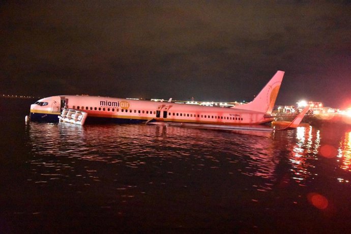 Un avión se sale de la pista en Jacksonville (Florida) y cae en un río