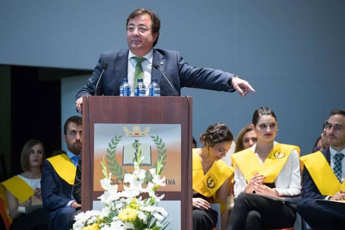 Vara afirma que los médicos además de intentar cuidar y curar deben "acompañar" a los enfermos